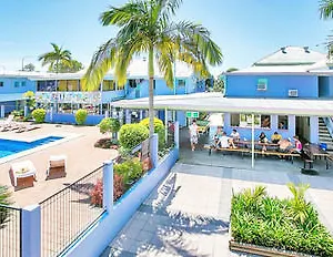 caravella-backpackers.cairnshotels4all.com/
